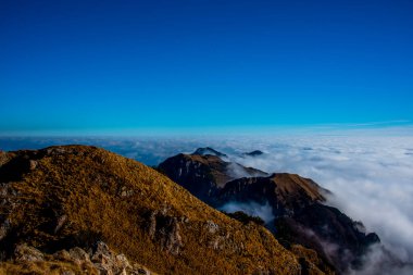 Bulutlar ve alp zirveleri, İtalya 'nın Recoaro, Vicenza, İtalya etrafındaki bulutlarda çam ağaçları ve kayalar.