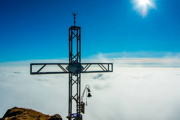イタリア ヴィチェンツァのレコアロにあるグラモロン山の頂上に鐘を持つ金属製の十字架 — ストック写真