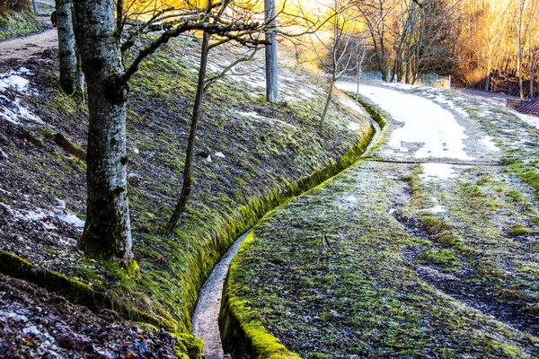 Wiejskiej Drogi Meandry Przez Lasy Pokryte Mchem Śniegiem Alpach Nad — Zdjęcie stockowe