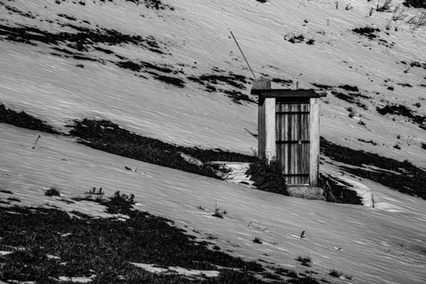 Old country bathroom among the snow covered fields on the alps above Valdagno, Vicenza, Italy — Stock Image Old Country Bathroom Snow Covered Fields Alps Valdagno Vicenza Italy Stock Image
