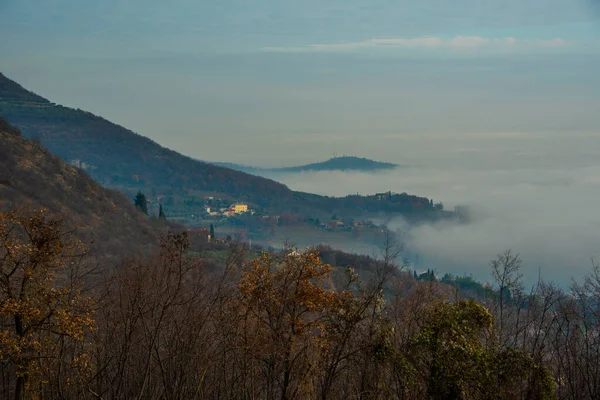 秋天晚些时候 意大利维琴察市维拉加的贝里奇山之间的平原上升起了浓雾 — 图库照片