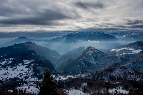 Alpine Landschaft Mit Verschneiten Gipfeln Und Nebligen Tälern Mit Bedrohlich — Stockfoto