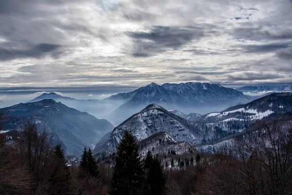 Paysage Alpin Avec Des Sommets Enneigés Des Vallées Brumeuses Avec — Photo