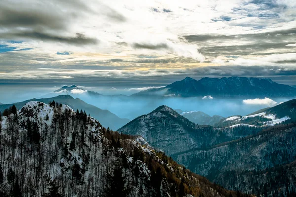 Paisaje Alpino Con Picos Nevados Valles Brumosos Con Amenazantes Picos — Foto de Stock