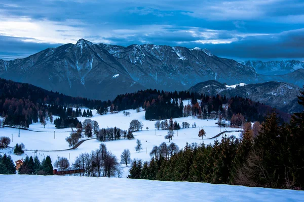 Alpejski Krajobraz Śnieżnymi Szczytami Mglistymi Dolinami Groźnymi Szczytami Gór Śnieżnych — Zdjęcie stockowe