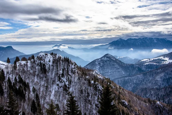 Alpine Landscape Snowy Peaks Misty Valleys Menacing Sky Snow Mountain — Stock Photo, Image