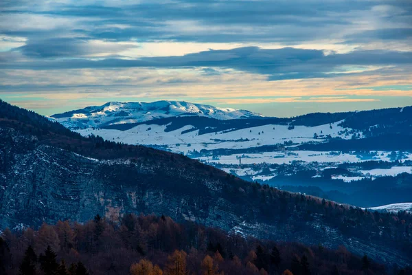 Alpejski Krajobraz Śnieżnymi Szczytami Mglistymi Dolinami Groźnymi Szczytami Gór Śnieżnych — Zdjęcie stockowe