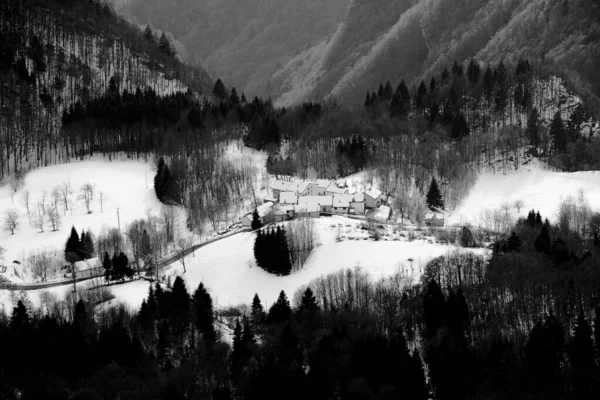 Case Oggi Coperte Nelle Alpi Venete Tonezza Vicenza Italia — Foto Stock