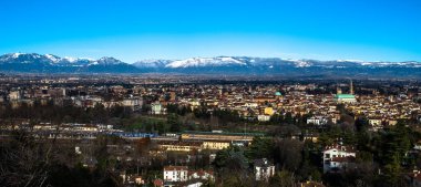 İtalya 'da, Vicenza ile Venedik' in kar kaplı ön Alpleri manzarası