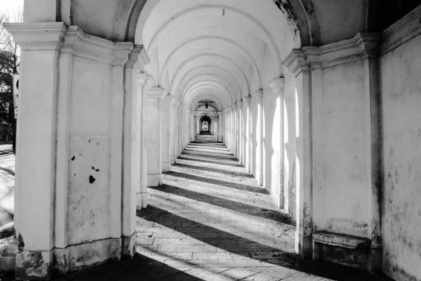 Antiguo Pórtico Con Paredes Blancas Suelo Mármol Oscuro Con Arcos — Foto de Stock