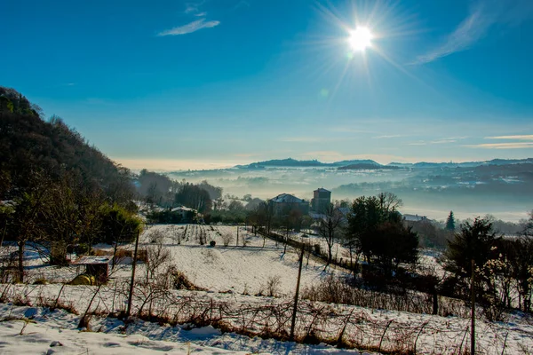 Nebbia Nella Neve Sulle Colline Sovizzo Con Piccoli Villaggi Innevati — Foto Stock