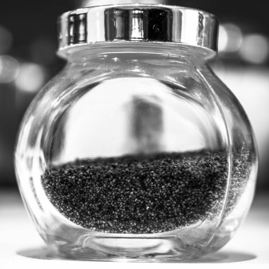 İtalya, Vicenza 'da haşhaş tohumlu küçük cam kapları kapatın.