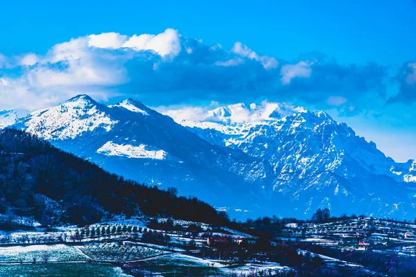 Schneebedeckte Alpengipfel Mit Wolken Und Blauem Himmel Vicenza Italien — Stockfoto