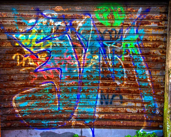 Grafite Colorido Portão Enferrujado Abandonado Vicenza Itália — Fotografia de Stock
