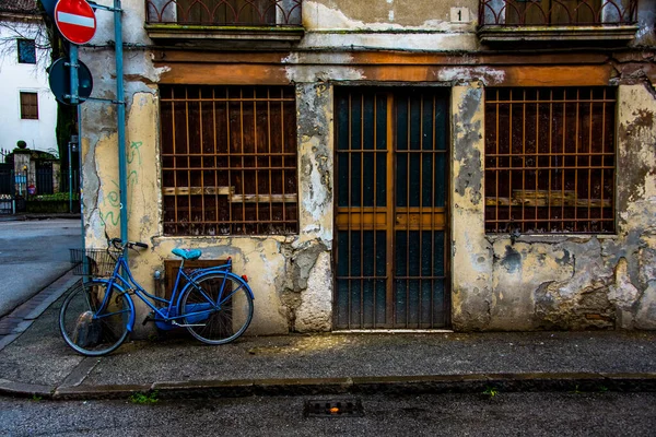 Porte Fenêtres Verre Avec Balustrade Bleue Vélo Vicence Italie — Photo