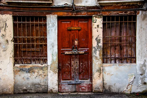 İtalya, Vicenza 'da iki pencereli kahverengi ahşap kapı.