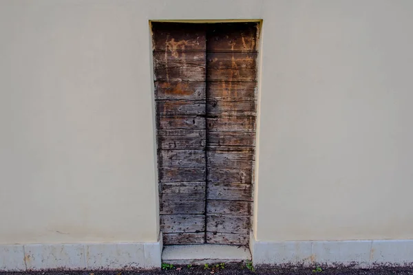 Małe Półotwarte Drewniane Drzwi Vicenza Włochy — Zdjęcie stockowe