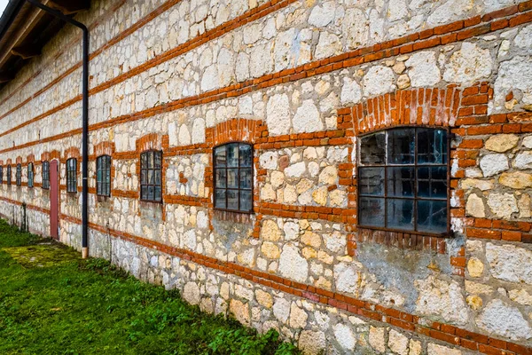 İtalya, Vicenza 'daki tuğla ve pencereli taş ahır duvarı