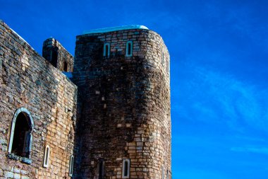 Camporovere, Asiago, Vicenza, İtalya 'da Forte Interrotto harabelerinin içinde kar yağar.