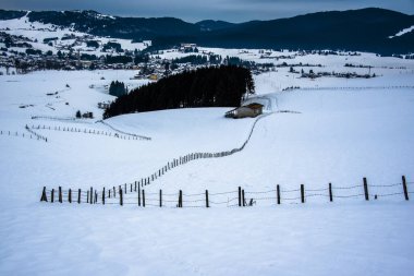 Dağların ve vadilerin arasında kar ve dikenli tellerle bölünmüş patikalar Asiago, Vicenza, İtalya