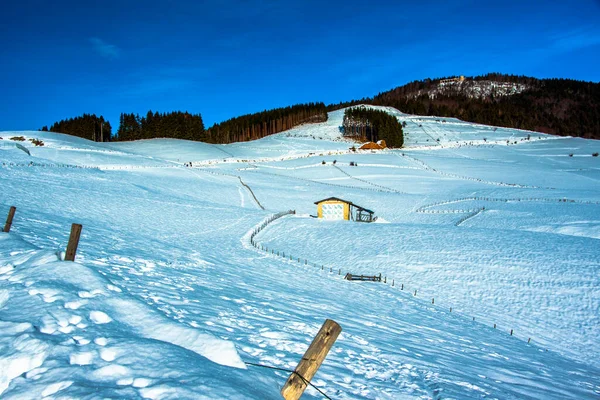 Śnieg Między Górami Dolinami Pokonaną Ścieżką Podzieloną Drutem Kolczastym Asiago — Zdjęcie stockowe