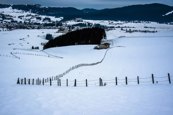 Neve Tra Montagne Valli Con Sentieri Battuti Divisi Filo Spinato — Foto Stock