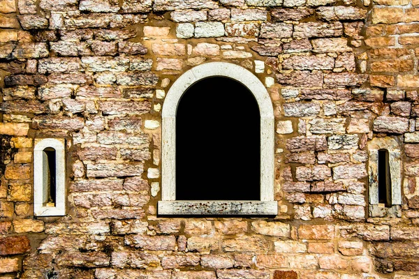 Gewölbte Mittelalterliche Marmorfenster Auf Steinmauer — Stockfoto