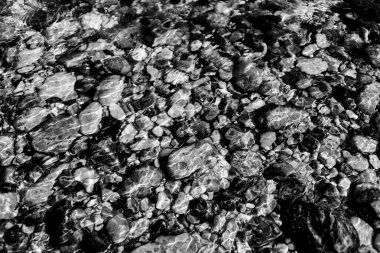 Nehir sularındaki yumuşak taşlar