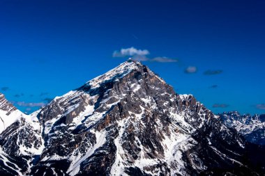 Karlı Dolomitlerin zirveleri, alp vadileri mavi gökyüzü beyaz bulutlar, Zoldo vadisinde kar izleri, Belluno, İtalya