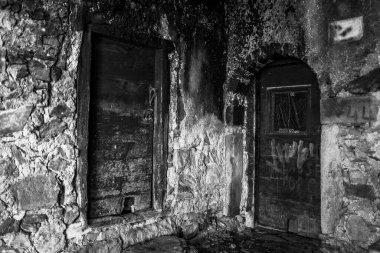 Zoldo Vadisi, Belluno, İtalya 'da antik bir yangın tarafından yakılan bir evin köşesi.