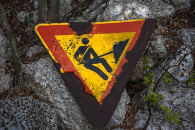 Paslı sarı ve kırmızı iş üstünde. İşyerindeki adamlarla birlikte.