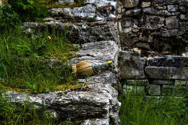 Alte Weinflasche Verlassen Auf Stein Und Gras Vicenza Italien — Stockfoto