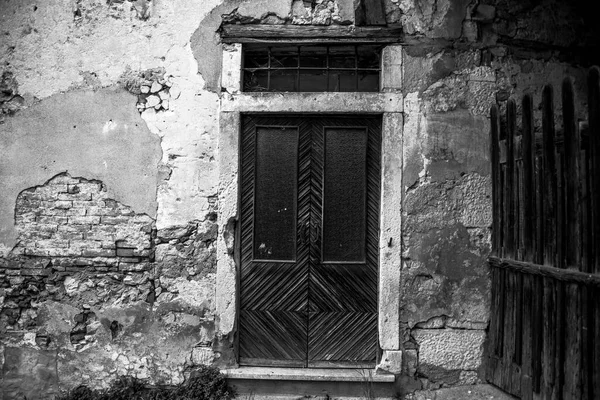 Старинные Двери Темного Дерева Кирпичной Каменной Стене Окнами Виченца Италия — стоковое фото