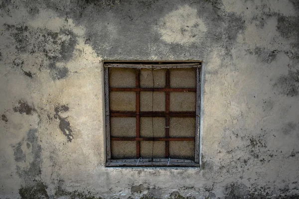 Getäfeltes Fenster Auf Grauer Betonwand Sovizzo Vicenza Italien — Stockfoto