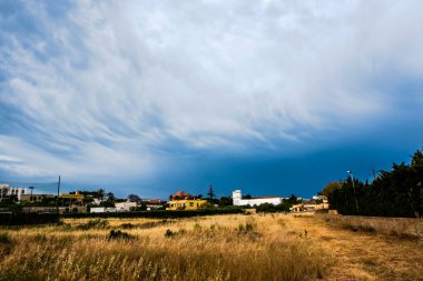 Terk edilmiş sarı tarlaların görüntüsü Marsala Trapani Sicilya 'nın kapılarında Haziran ayının ilk sıcağında yandı.