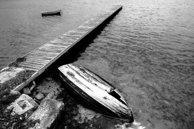 Stagnone gölünde tekneli ahşap iskele Marsala Trapani Sicilya