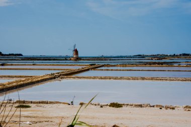 Marsala Trapani Sicilya İtalya 'da eski yel değirmenleri ve tuz bataklıklarıyla Stagnone lagünündeki Saline di Marsala.