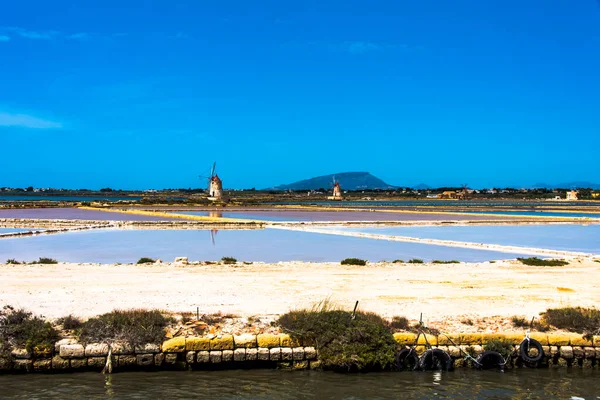 マルサラ トラパニ シチリア島の古い風車と塩沼とスタグノーネラグーンのサリーヌ マルサラ — ストック写真