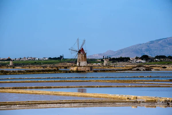 Saline Marsala Laguně Stagnone Starými Větrnými Mlýny Slanými Bažinami Marsala — Stock fotografie