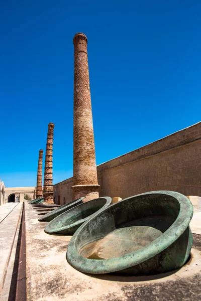 Tonnara Florio 'nun Trapani Sicilya' daki Favignana adasındaki endüstriyel mimarisi.