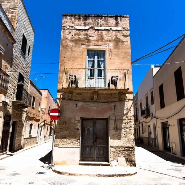 Trapani Sicilya İtalya 'sında Favignana adasında inşa edildiği tuff taşının rastgele ve beklenmedik geometri ve simetrilerle kesişen sıra dışı mimari evi.