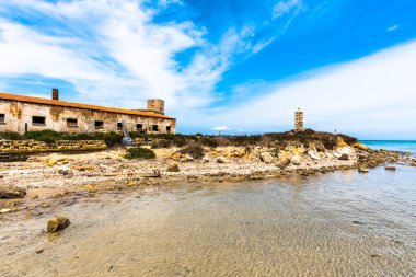 San Teodoro 'da terk edilmiş eski sanayi binaları Marsala Trapani Sicilya' da deniz lagünü ve tuz arasında.