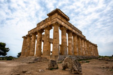 Selinunte Trapani İtalya arkeoloji parkındaki Yunan tapınağının kalıntıları.