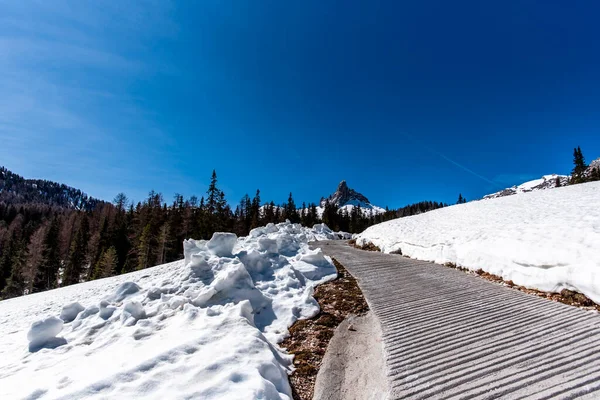 Δρόμος Μέσα Από Χιόνι Στους Δολομίτες Της Cortina Ampezzo Στην — Φωτογραφία Αρχείου