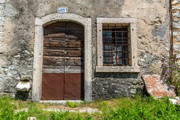 Porte Bois Portée Par Temps Sur Une Ancienne Maison Brique — Photo