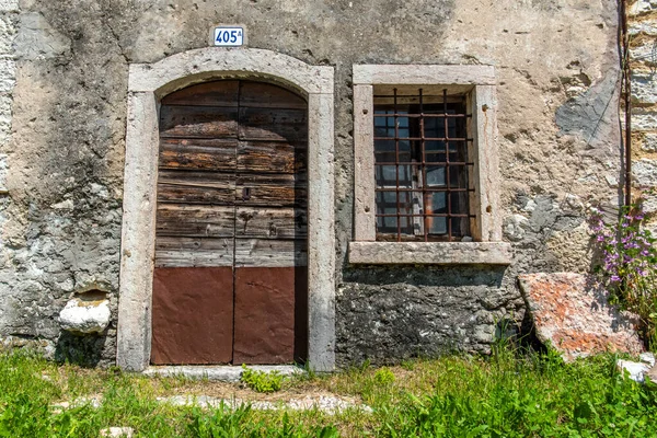 Puerta Madera Usada Por Tiempo Una Antigua Casa Ladrillo Las — Foto de Stock