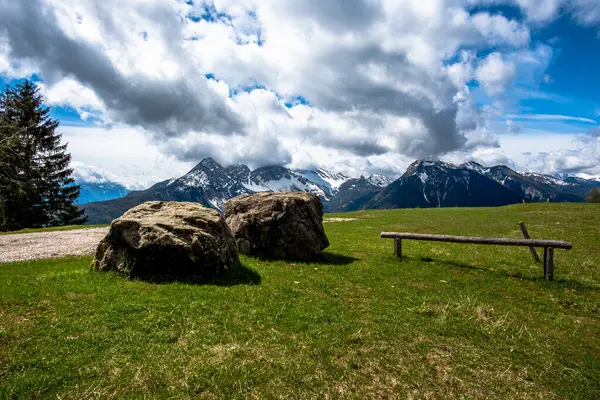 Dwie Skały Pierwszym Planie Zielonym Trawniku Tłem Dolomitów Cortina Ampezzo — Zdjęcie stockowe