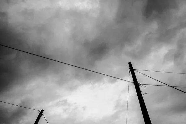 Zwart Wit Foto Van Telefoonmasten Met Dreigende Wolken Achtergrond — Stockfoto