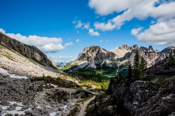 Wiosenna Panorama Zielonych Łąk Dolomitów Śniegiem Różowymi Skałami Przełęczy Falzarego — Zdjęcie stockowe