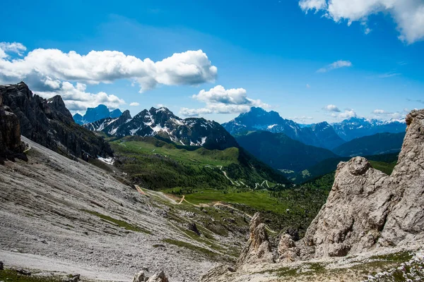 Wiosenna Panorama Zielonych Łąk Dolomitów Śniegiem Różowymi Skałami Przełęczy Falzarego — Zdjęcie stockowe
